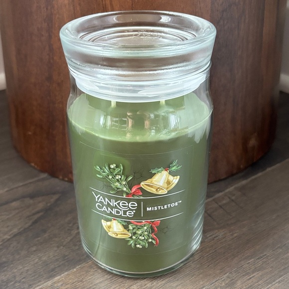 Yankee Candle Mistletoe,berries,pine boughs,holly,clove,2 wick,woody fragrance - Picture 1 of 7